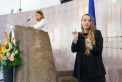 <p>Die Gebärdendolmetscherin übersetzt die Rede der Bürgermeisterin.</p>