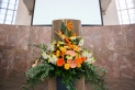 <p>Blumenschmuck vor dem Rednerpult in der Frankfurter Paulskirche.</p>