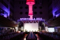 <p>Blick auf die Bühne der Mainarcaden mit Schriftzug Sportgala 2022 im abgedunkelten Saal</p>