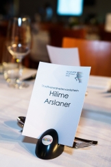 <p>VIP-Namensschild von Stadtverordnetenvorsteherin Hilime Arslaner auf dem dekorierten und eingedeckten Esstisch in den Mainarcaden zur Frankfurter Sportgala</p>