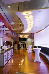 <p>Blick in das Foyer der Frankfurter Sportgala mit Sitzgelegenheiten, Stehtischen und einer Binding-Bar</p>