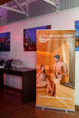 <p>Ein Werbeplakat der Frankfurter Bäder mit einem Bild von zwei Personen in einer Sauna</p>