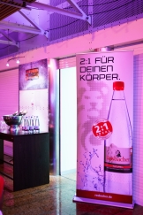 <p>Ein Rosbacher-Werbeplakat mit dem Schriftzug "2:1 für deinen Körper" im Saal der Frankfurter Sportgala</p>