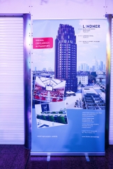<p>Ein Werbeplakat des Lindner Mainplaza im Saal der Frankfurter Sportgala</p>