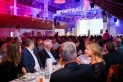 <p>Blick in den Saal zum Programmbeginn der Frankfurter Sportgala, im Hintergrund steht Moderatorin Julia Nestle auf der Bühne</p>
