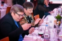 <p>Gäste der Frankfurter Sportgala nehmen an ihrem Tisch im Saal platz</p>