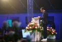 <p>Stadtrat Mike Josef begrüßt am Rednerpult auf der Bühne zur Frankfurter Sportgala</p>