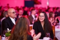 <p>Diskuswerferin Curly Brown wird als Frankfurter Nachwuchssportlerin des Jahres geehrt und reagiert an ihrem Tisch fröhlich auf die Verkündung, neben ihr sitzt ihr Vater</p>