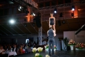 <p>Eine Künstlerin von Art Artistica steht aufrecht auf den Händen ihres Partners beim akrobatischen Showact auf der Bühne der Frankfurter Sportgala</p>