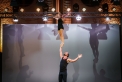 <p>Eine Künstlerin von Art Artistica steht aufrecht auf einer Hand ihres Partners beim akrobatischen Showact auf der Bühne der Frankfurter Sportgala</p>
