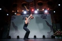 <p>Ein Künstler von Art Artistica hebt seine Partnerin hoch beim akrobatischen Showact auf der Bühne der Frankfurter Sportgala, sie steht im Handstand auf seinen Händen</p>