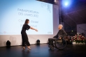 <p>Frankfurter Para-Sportler des Jahres, Rollstuhl-Rugbyspieler Christian Riedel, wird auf der Bühne der Frankfurter Sportgala von Moderatorin Julia Nestle empfangen und beglückwünscht</p>