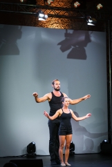 <p>Ein Künstler und eine Künstlerin mit mehr als einem Kopf Größenunterschied bei ihrer akrobatischen, künstlerischen Darbietung auf der Bühne der Frankfurter Sportgala</p>