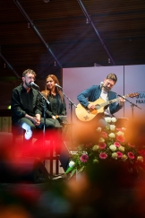 <p>Die Band Waterproof mit einem Sänger, einer Sängerin und einem Gitarrist spielt auf der Bühne der Frankfurter Sportgala als Dinnerbegleitung</p>