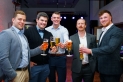 <p>Ein Teil des als Frankfurter Mannschaft des Jahres nominierte Rugbyteam des SC Frankfurt 1880 posiert mit Getränken im Foyer der Mainarcaden</p>