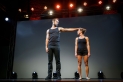 <p>Ein Künstler und eine Künstlerin von Art Artistica zeigen einen akrobatischen Showact auf der Bühne der Frankfurter Sportgala</p>
