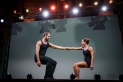 <p>Ein Künstler und eine Künstlerin von Art Artistica zeigen einen akrobatischen Showact auf der Bühne der Frankfurter Sportgala</p>