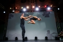 <p>Ein Künstler von Art Artistica hebt seine Partnerin hoch beim akrobatischen Showact auf der Bühne der Frankfurter Sportgala</p>