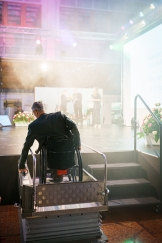 <p>Rollstuhl-Rugbyspieler und Frankfurter Para-Sportler des Jahres Christian Riedel, fährt für die Ehrung mit einem Lift auf die Bühne der Frankfurter Sportgala</p>