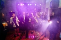 <p>Gäste der Frankfurter Sportgala tanzen auf der After-Show-Party zu Livemusik der Band Waterproof, die im Hintergrund auf der Bühne spielt.</p>