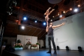 <p>Ein Akrobatenduo von Art Artistica performt einen Showact auf der Bühne der Frankfurter Sportgala, die Künstlerin balanciert mit einer Hand auf der Hand ihres Partners</p>