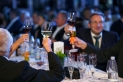 <p>Eine Gruppe von Gästen stößt an ihrem Tisch im Saal bei der Frankfurter Sportgala mit Getränken an.</p>