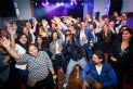 <p>Gäste der Frankfurter Sportgala feiern und posieren auf der After-Show-Party für ein Gruppenbild. Mittendrin ist ein Sänger der Band Waterproof, die im Hintergrund auf der Bühne spielt.</p>