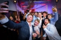 <p>Gäste der Frankfurter Sportgala machen gemeinsam ein Selfie auf der After-Show-Party.</p>
