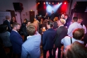 <p>Gäste der Frankfurter Sportgala feiern auf der After-Show-Party. Im Hintergrund spielt die Band Waterproof auf der Bühne.</p>